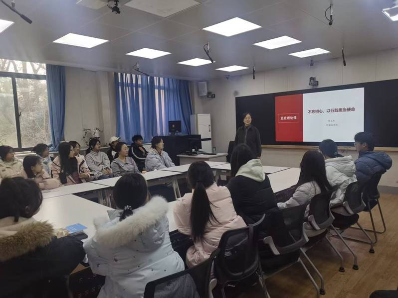 不忘初心，以行践担当使命——外国语学院院长上主题思政课