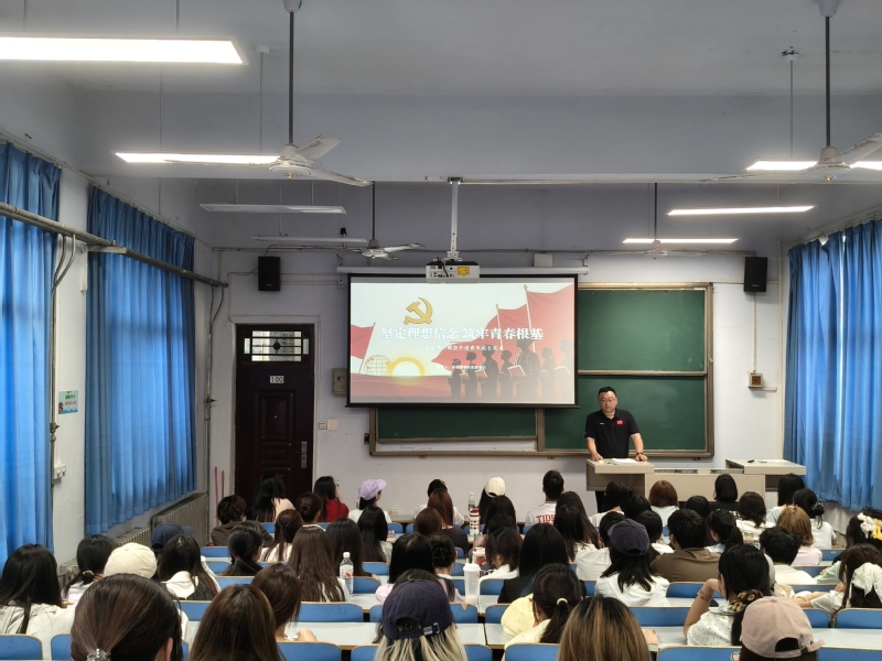 外国语学院党委书记为学生骨干讲授专题党课